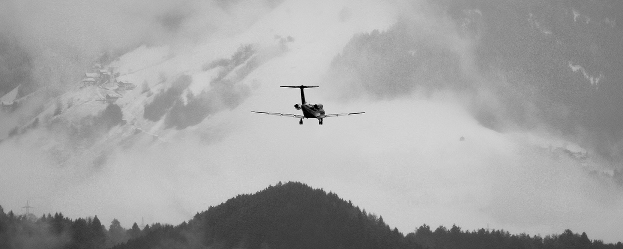 im Anflug auf Piste 08 - LOWI - Airport Innsbruck - am 01.03.2015