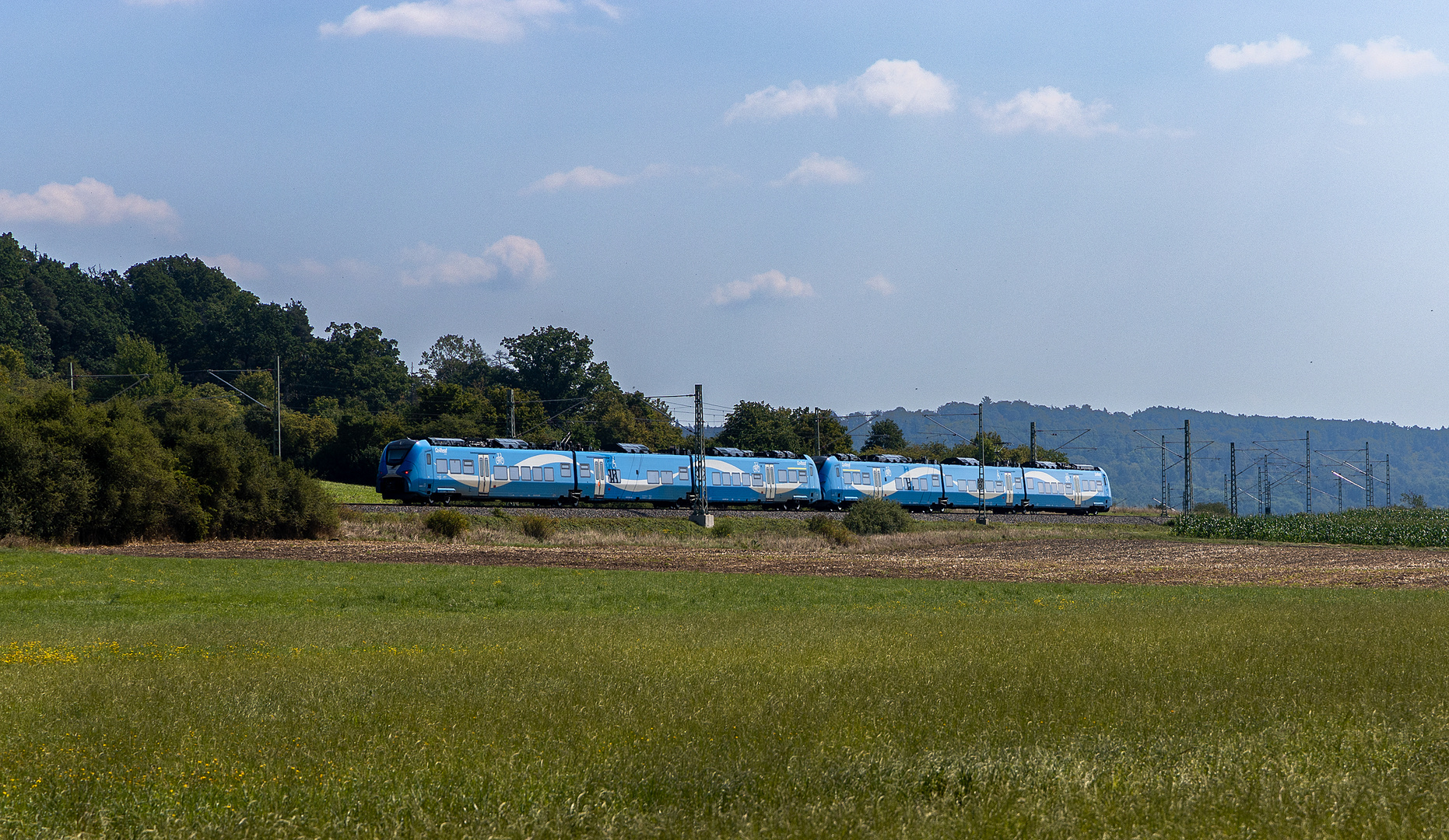 Im atmosphärischen Blau des Sommertages