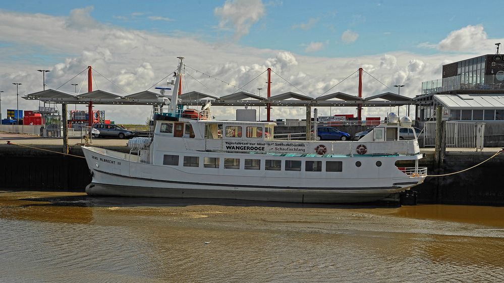  Im Außenhafen von Harlesiel fallen die Schiffe regelmäßig trocken