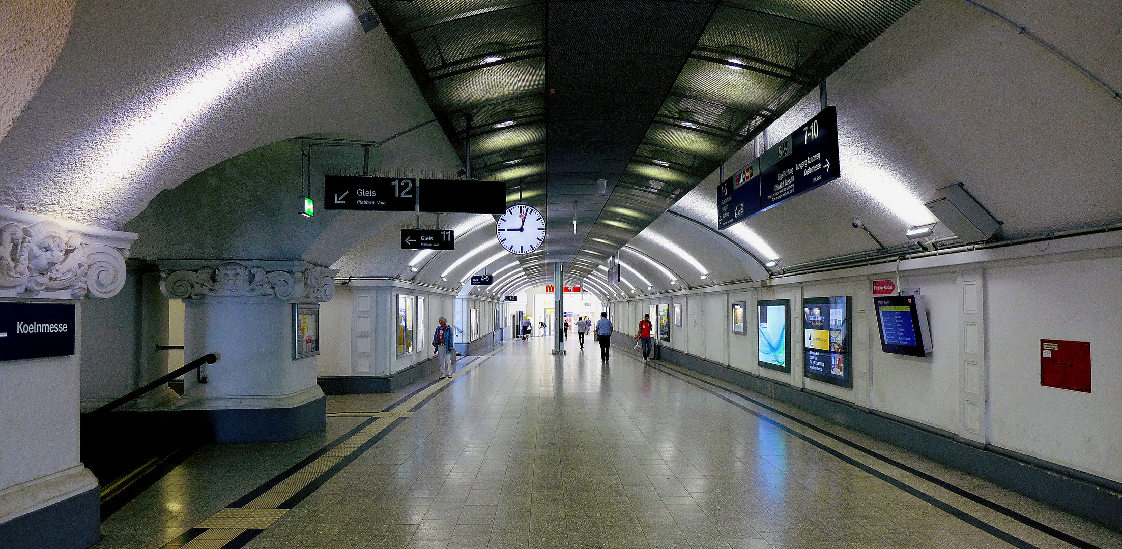 Im Bahnhof Köln Messe/Deutz