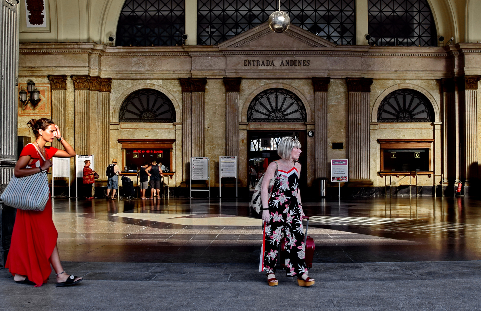 Im Bahnhof: Ob er noch rechtzeitig kommt...?