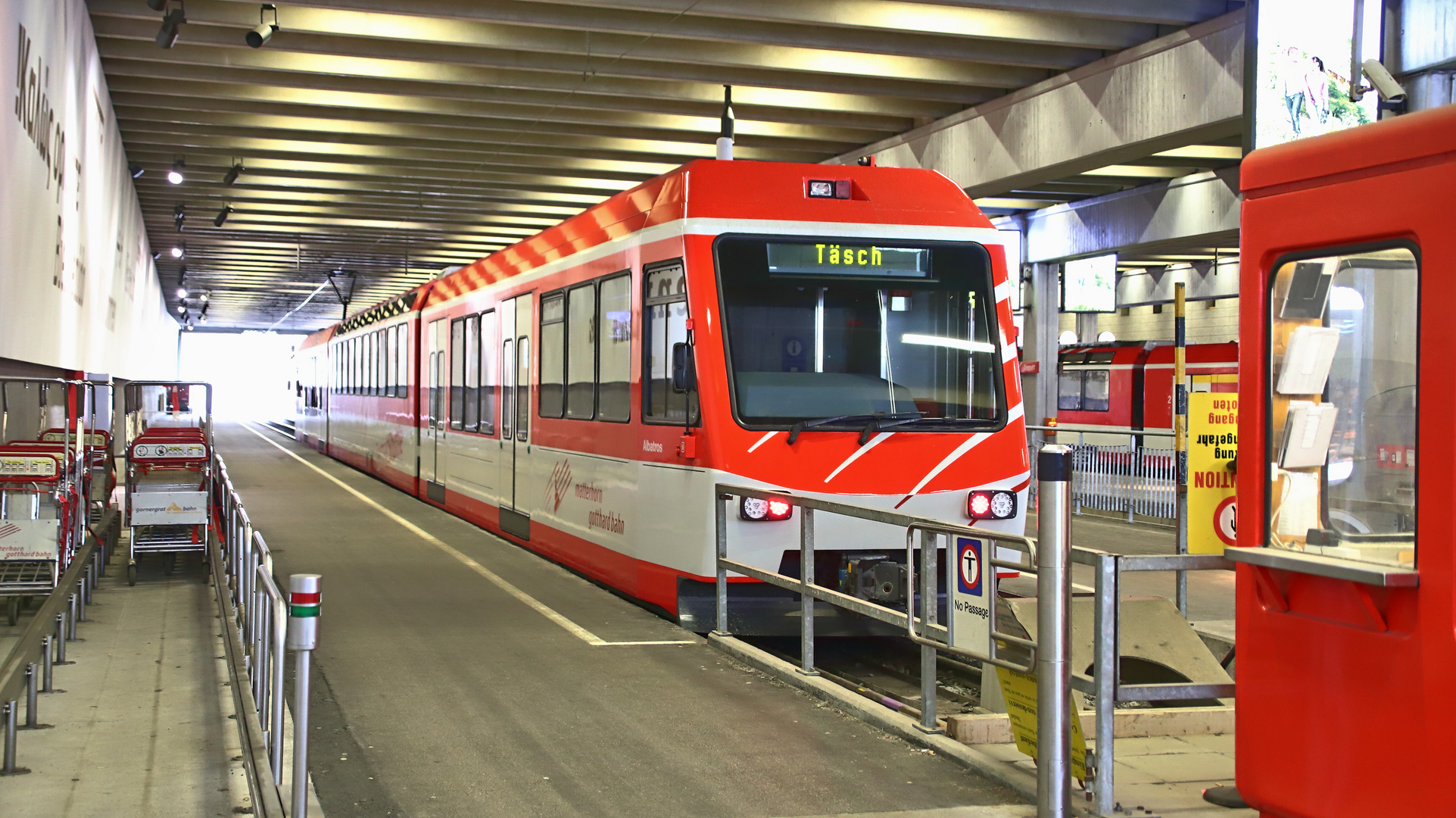 Im Bahnhofsteil der Matterhorn-Gotthard-Bahn...