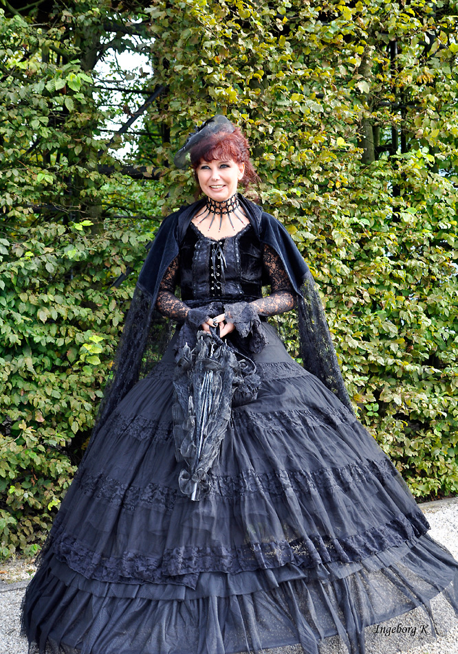 Im Ballkleid zum Vampirfest