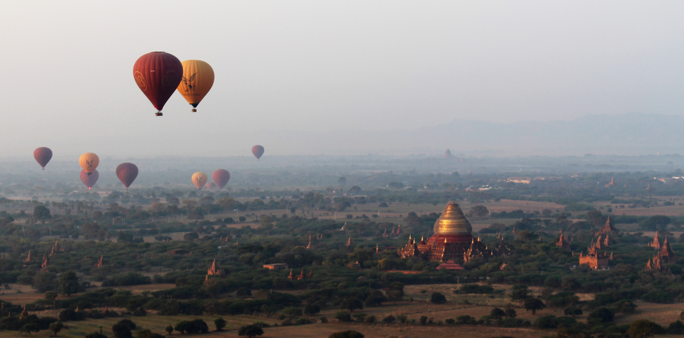 im Ballon über die Pagodenfelder von Bagan