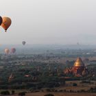 im Ballon über die Pagodenfelder von Bagan