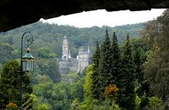 Im Bergpark ein Blick zur Löwenburg