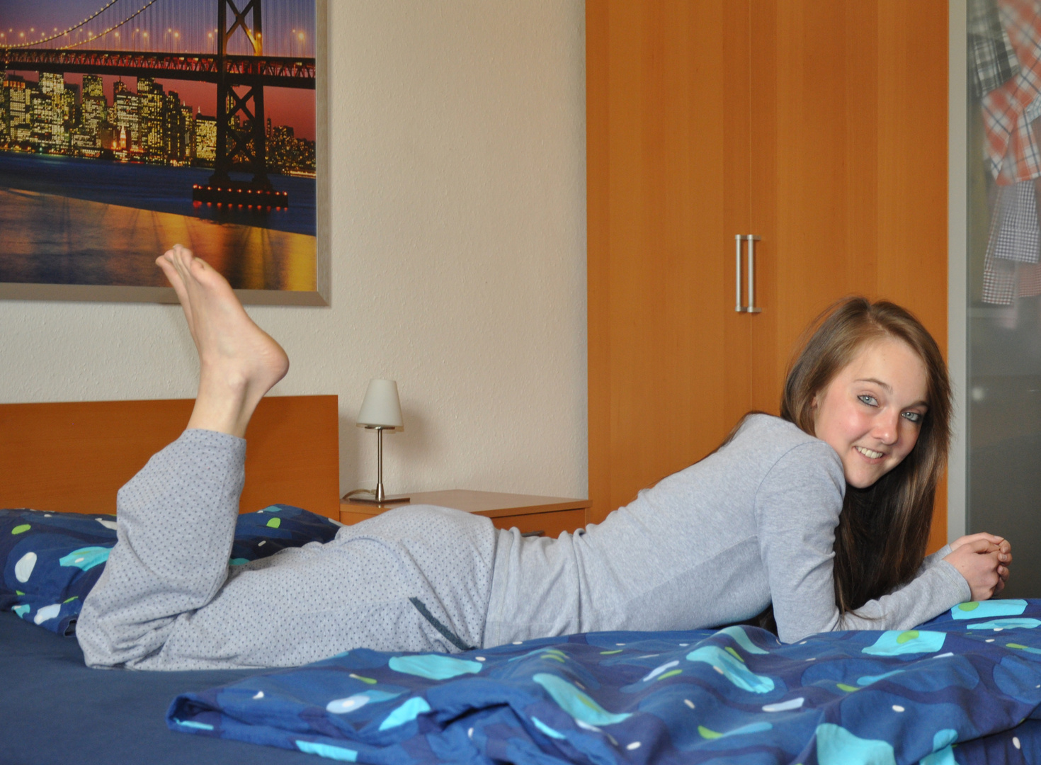 im Bett mit nackten Mauken&hellip; Foto &amp; Bild mädchen, barfuss, nackte