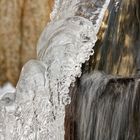 Im Biedenkopfer Wald steht am Röhr's Gründchen ein Wasserrad das jetzt eingefrohren ist.