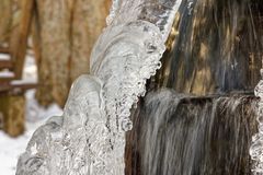 Im Biedenkopfer Wald steht am Röhr's Gründchen ein Wasserrad das jetzt eingefrohren ist.