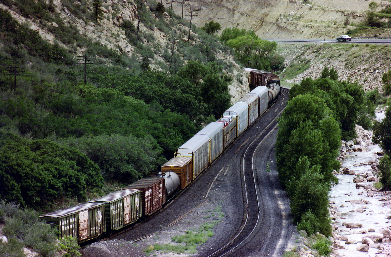 im Bild ein kleiner Teil des langen Southern Pacific Güterzuges...