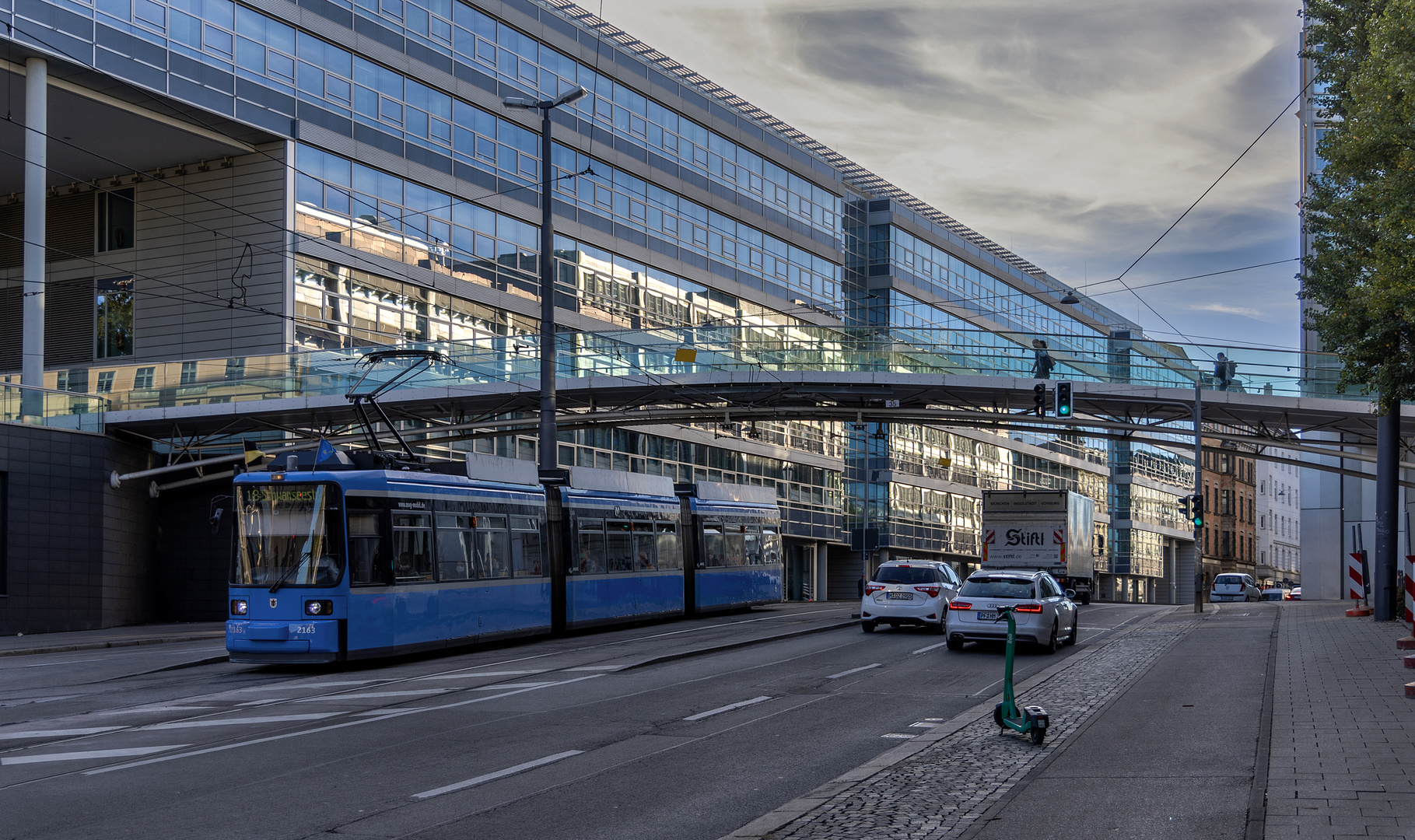 Im Blau der Straßenschlucht