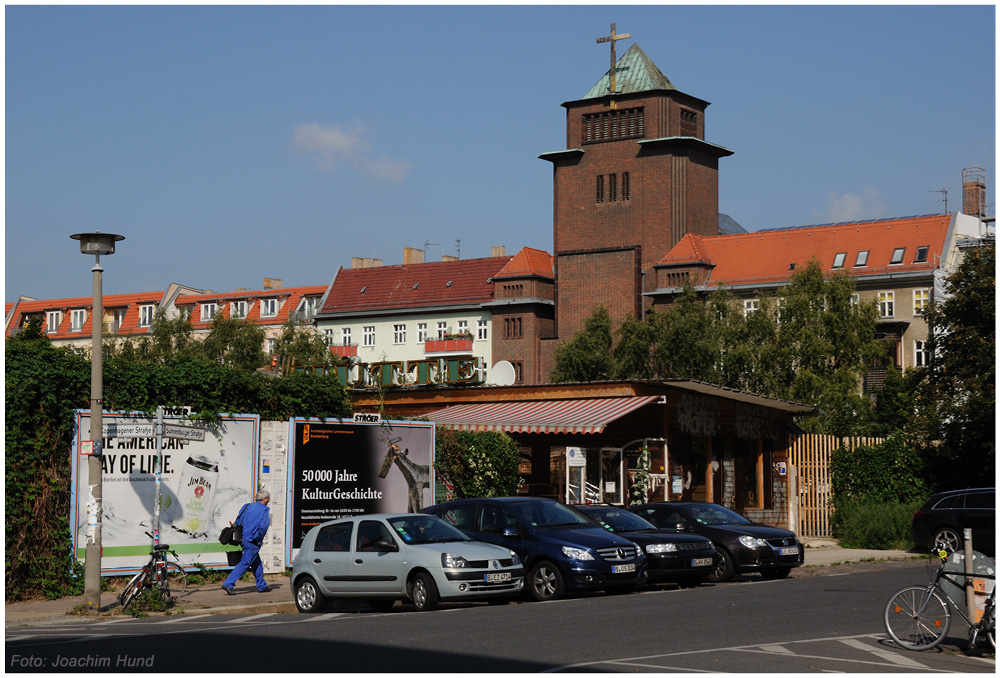 Im Blaumann zur Arbeit an der Hütte vorbei