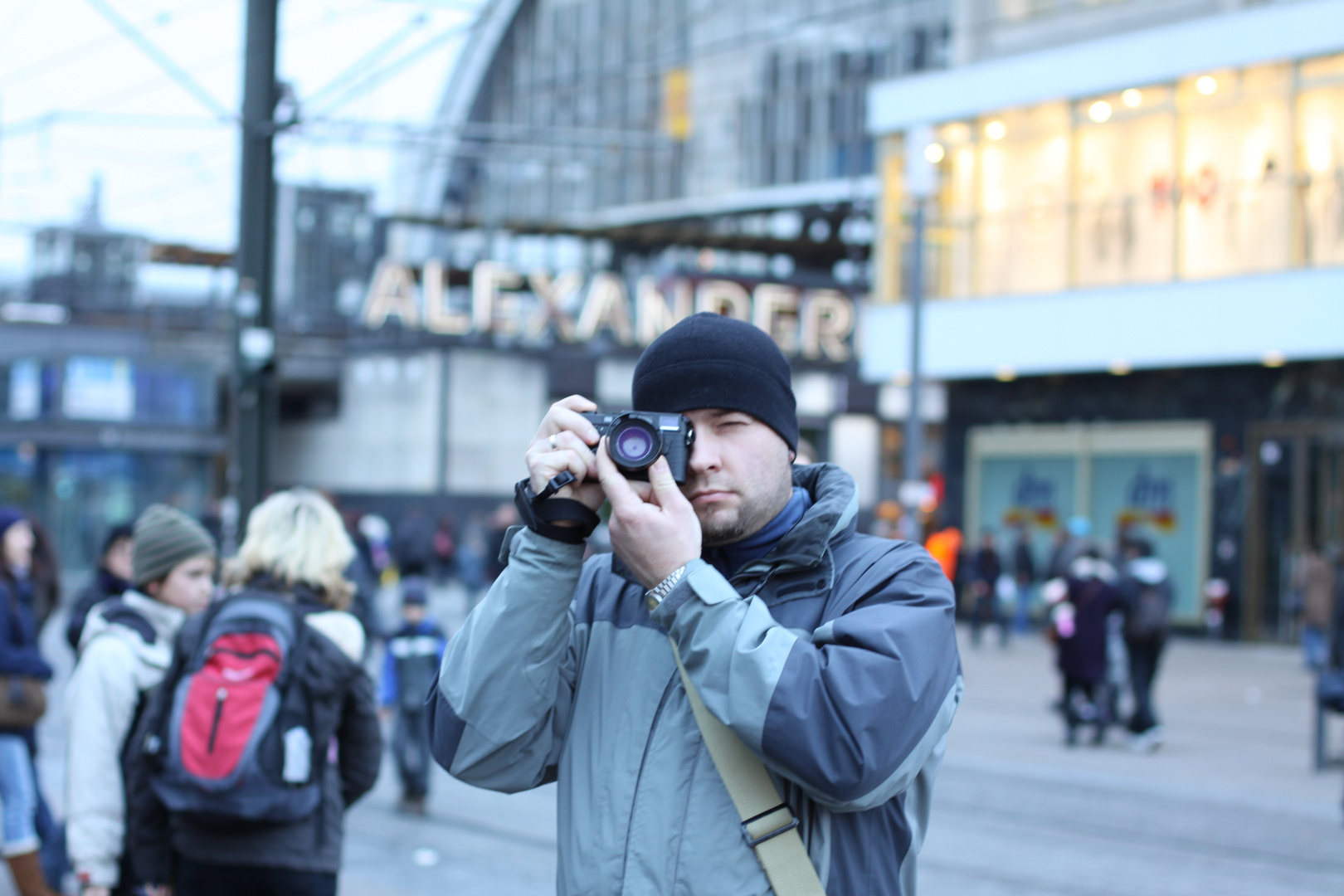 Im Blick - Fotograf auf dem Berliner Alexanderplatz