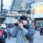 Im Blick - Fotograf auf dem Berliner Alexanderplatz