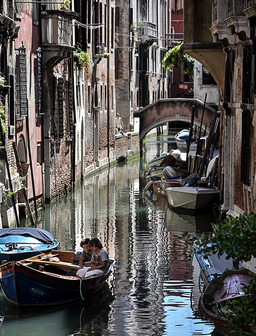 im Boot auf einem Kanal in Venedig