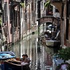 im Boot auf einem Kanal in Venedig