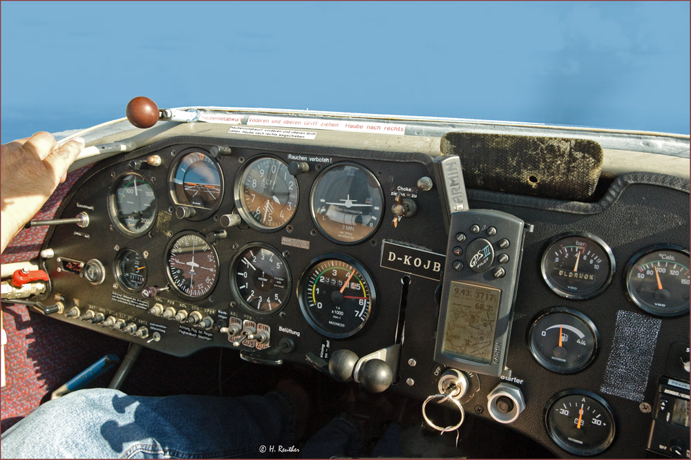 Im Cockpit eines Motorseglers