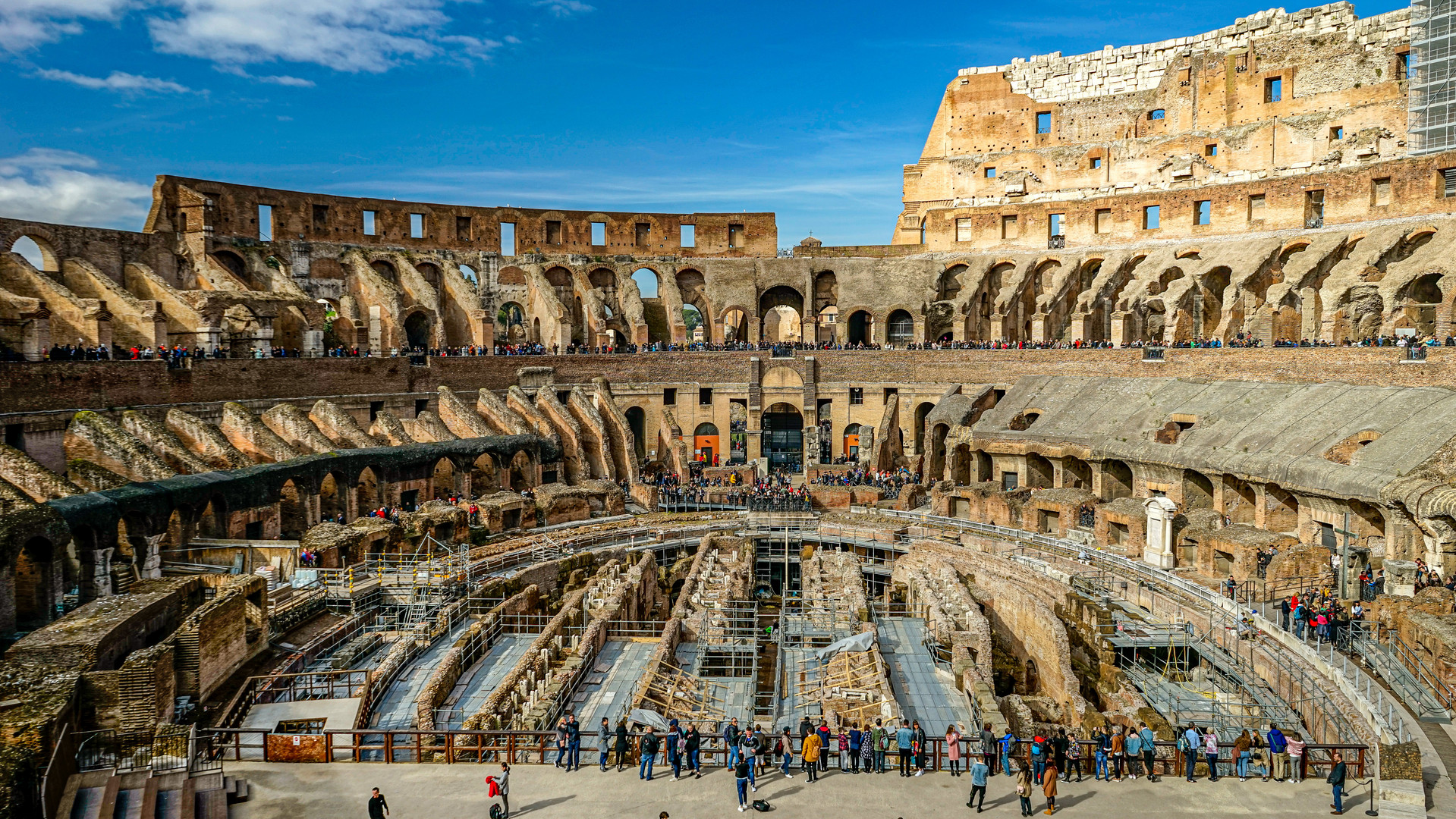 Im Colosseum mit Blick auf ein halbes Oval