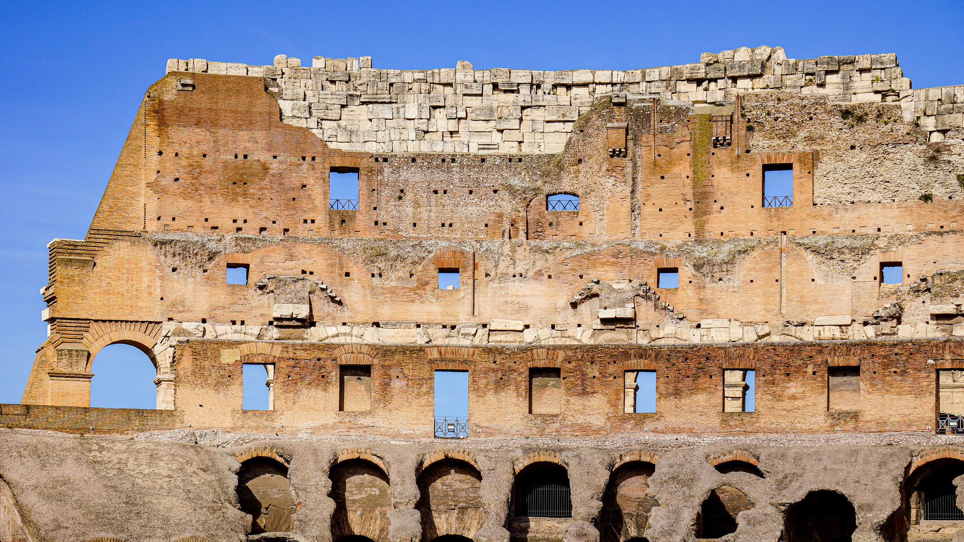 Im Colosseum mit Detailansicht auf die Fragmente der hohen Ränge