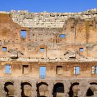 Im Colosseum mit Detailansicht auf die Fragmente der hohen Ränge