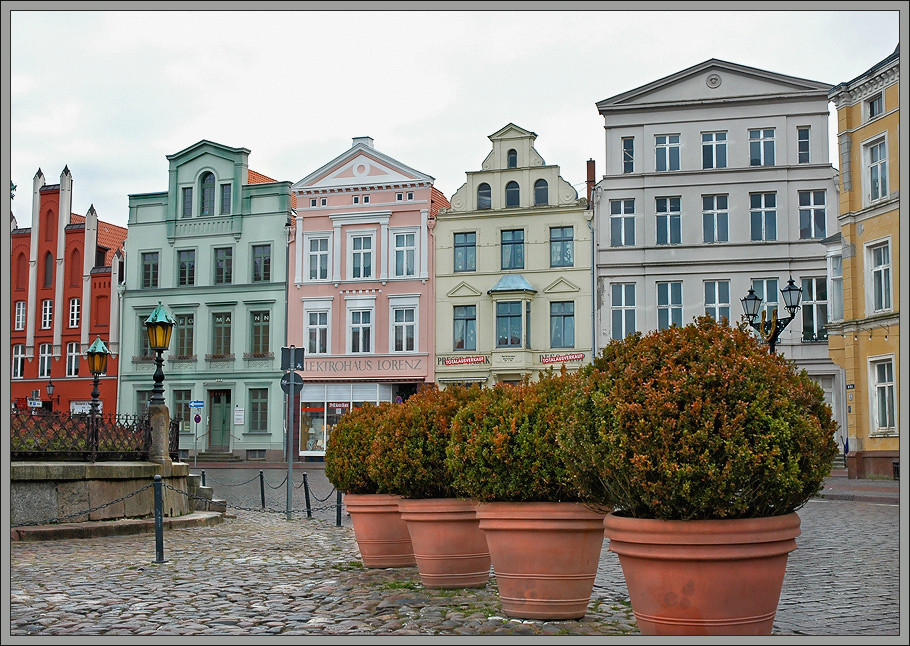 ... im dezember in wismar - patrizierhäuser am marktplatz ...