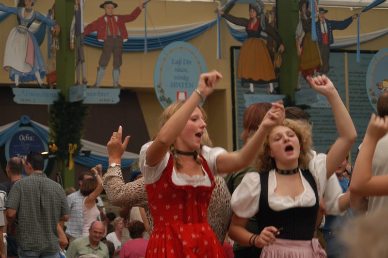 Im Dirndl ist der Bär los