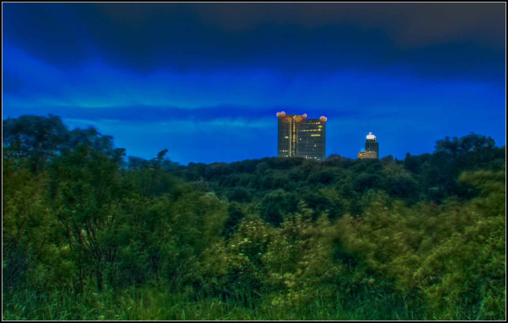 Im Dunklen... oder... Landschaft trifft Stadt... oder Stadtlandschaft