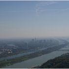 Im dunst sieht man die UNO city von wien, die donau und ihre zahlreichen brücken dies