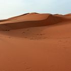 Im Erg Chebbi, Marokkos grandioser Dünenlandschaft, am frühen Morgen