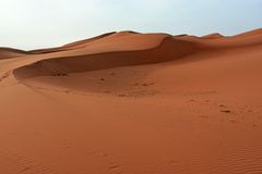 Im Erg Chebbi, Marokkos grandioser Dünenlandschaft, am frühen Morgen