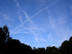 im Fadenkreuz der Kondensstreifen