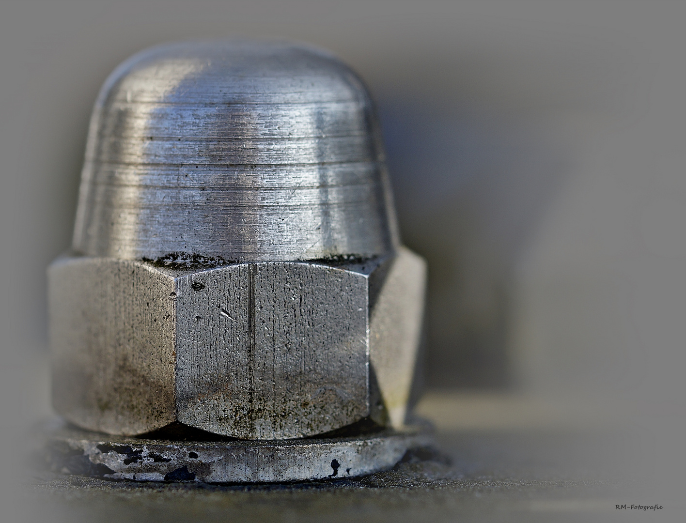 "Im Fokus"-Detail...kleine Hutmutter der Befestigung einer Laterne auf der Mauer