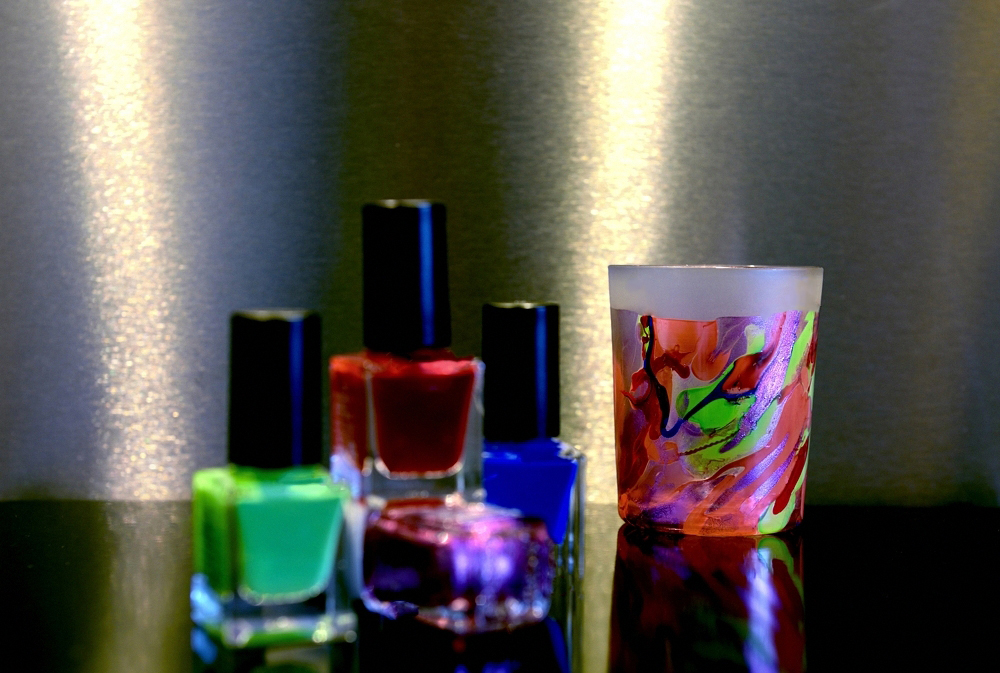 Im Fokus "Nagellack - bunt - schrill - kreativ".................habe einem Teelichtglas mit...