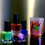 Im Fokus "Nagellack - bunt - schrill - kreativ".................habe einem Teelichtglas mit...