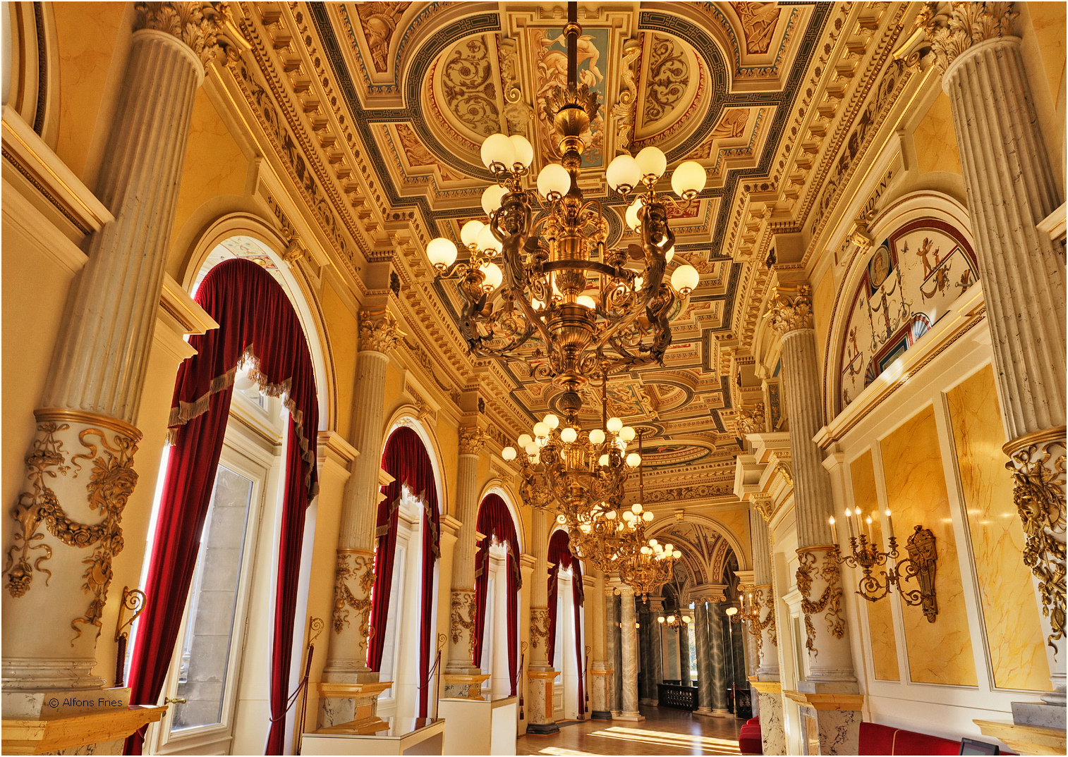 Im Foyer der Dresdner Semperoper