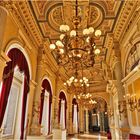 Im Foyer der Dresdner Semperoper