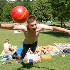 Im Freibad Fliegen