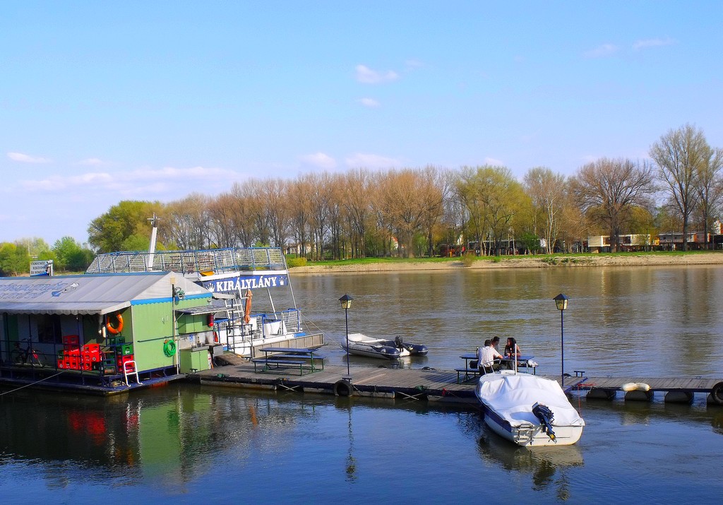 Im Frühjahr, ruht in der Nähe des Wassers