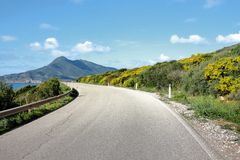 Im Frühling die Straße entlang  /  Lungo la strada in primavera (1)