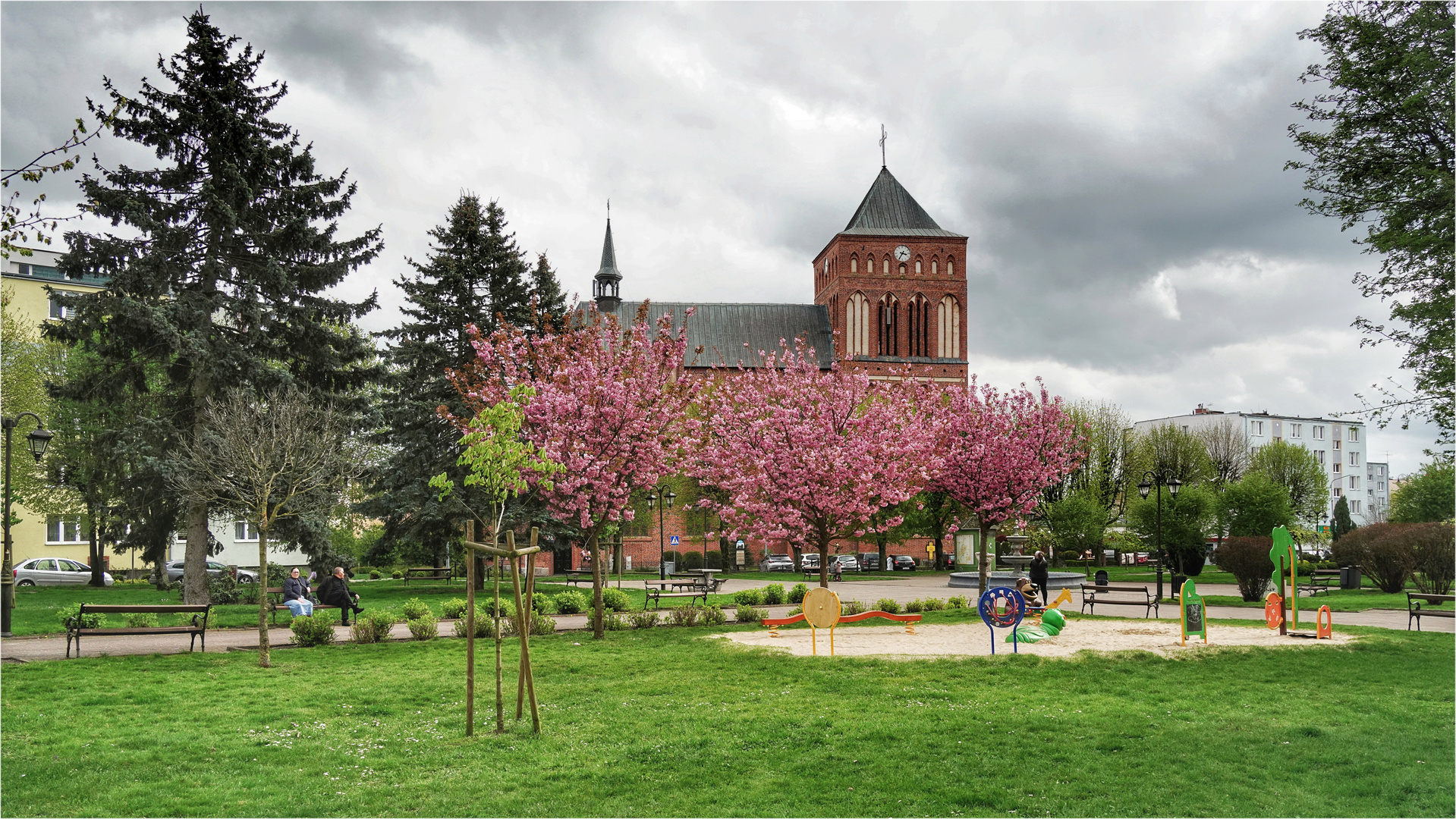 im Frühling ist wenig von der Kirche zu sehen ...