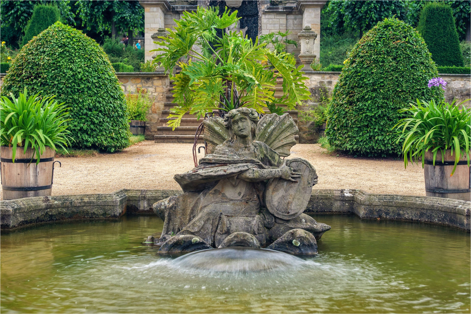 Im Garten des kleinen Schlosses von Blankenburg (2)