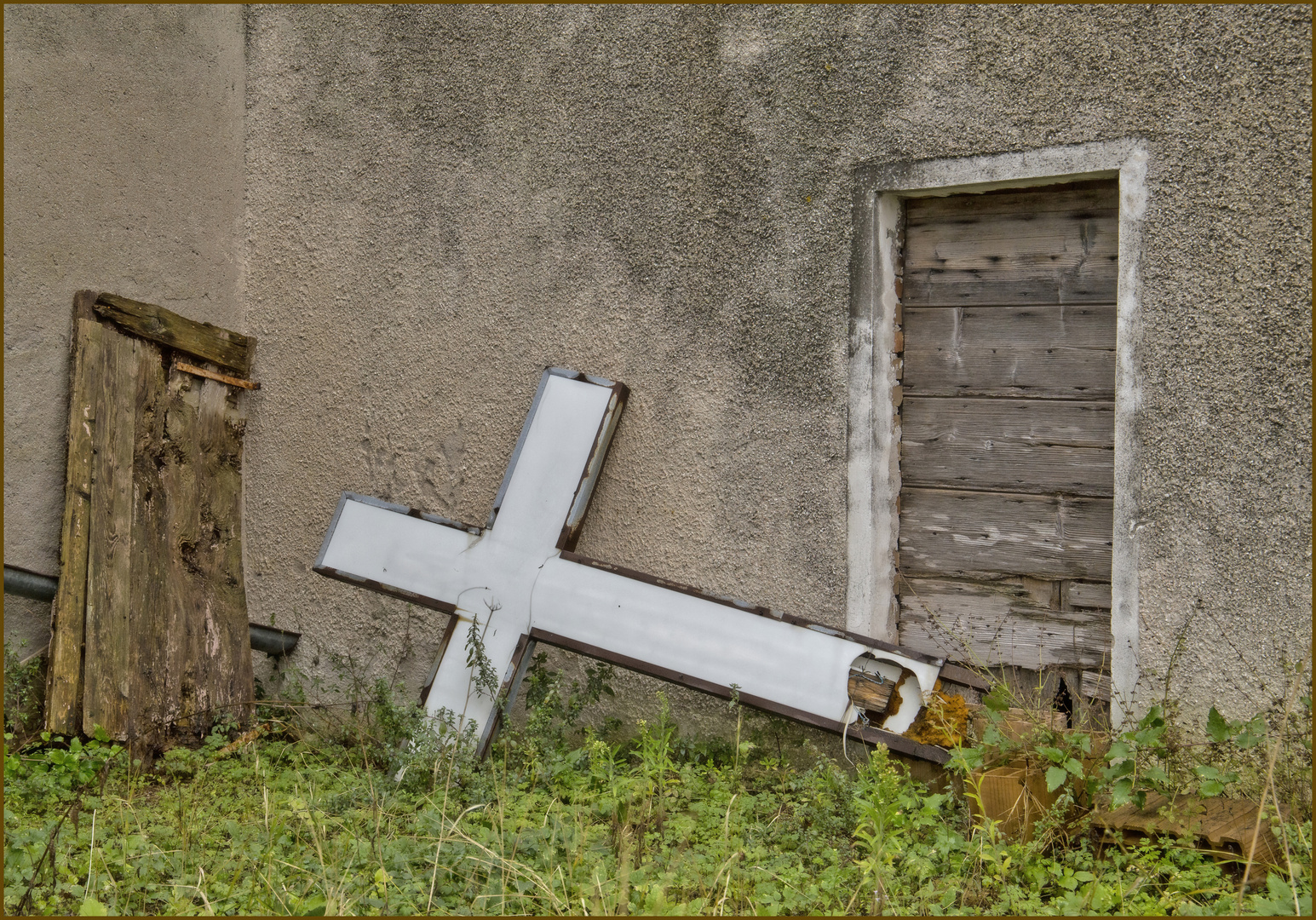 im Garten einer kleinen alten verlassenen Kirche,