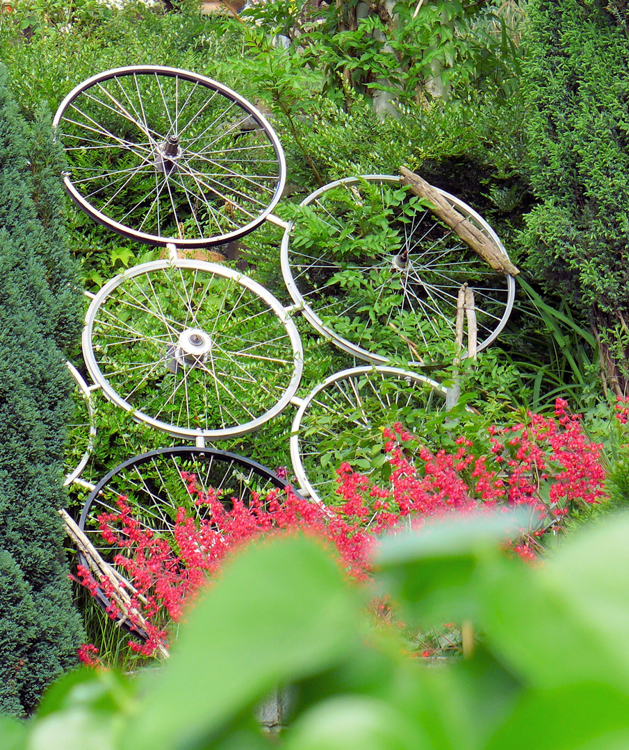 Im Garten eines Fahrradliebhabers