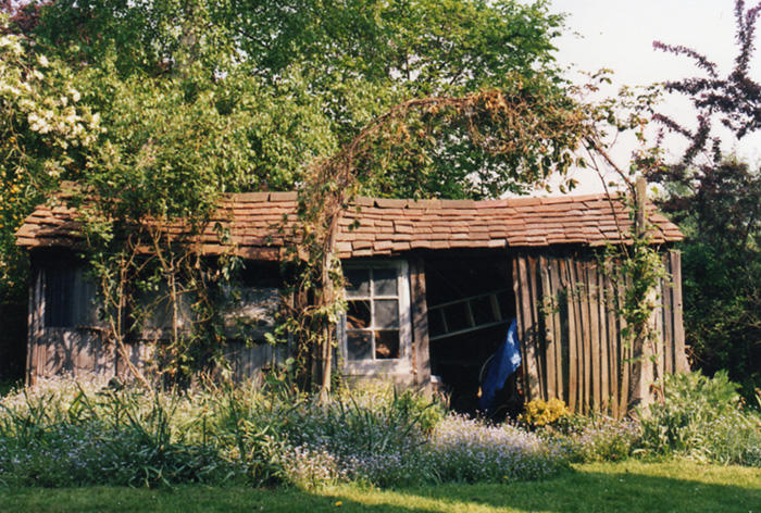 im garten eines viktorianischen hauses