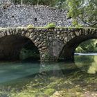 Im Garten von Ninfa, fliesender Bach mit Brücke  