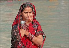 im Gebet versunken, am Ganges in Rishikesh