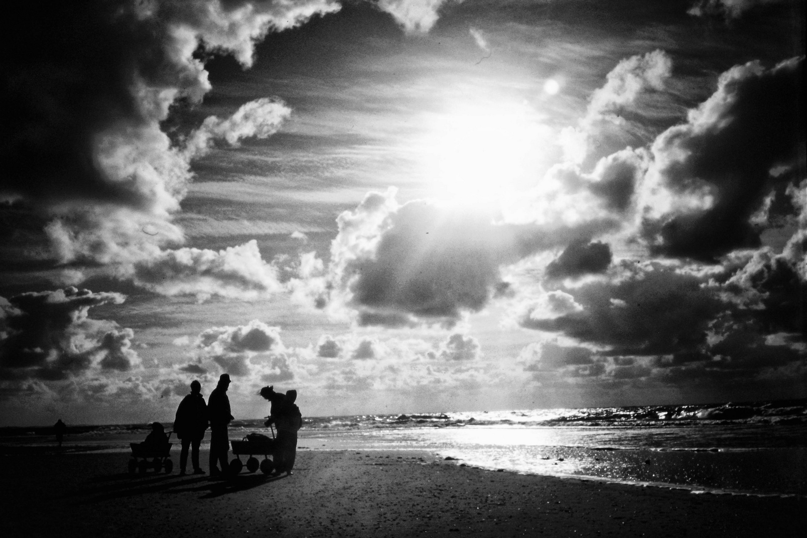 im Gegenlicht am Strand