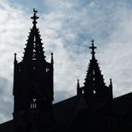 im Gegenlicht: Freiburgs Münster mit seinen "Hahnentürmen"