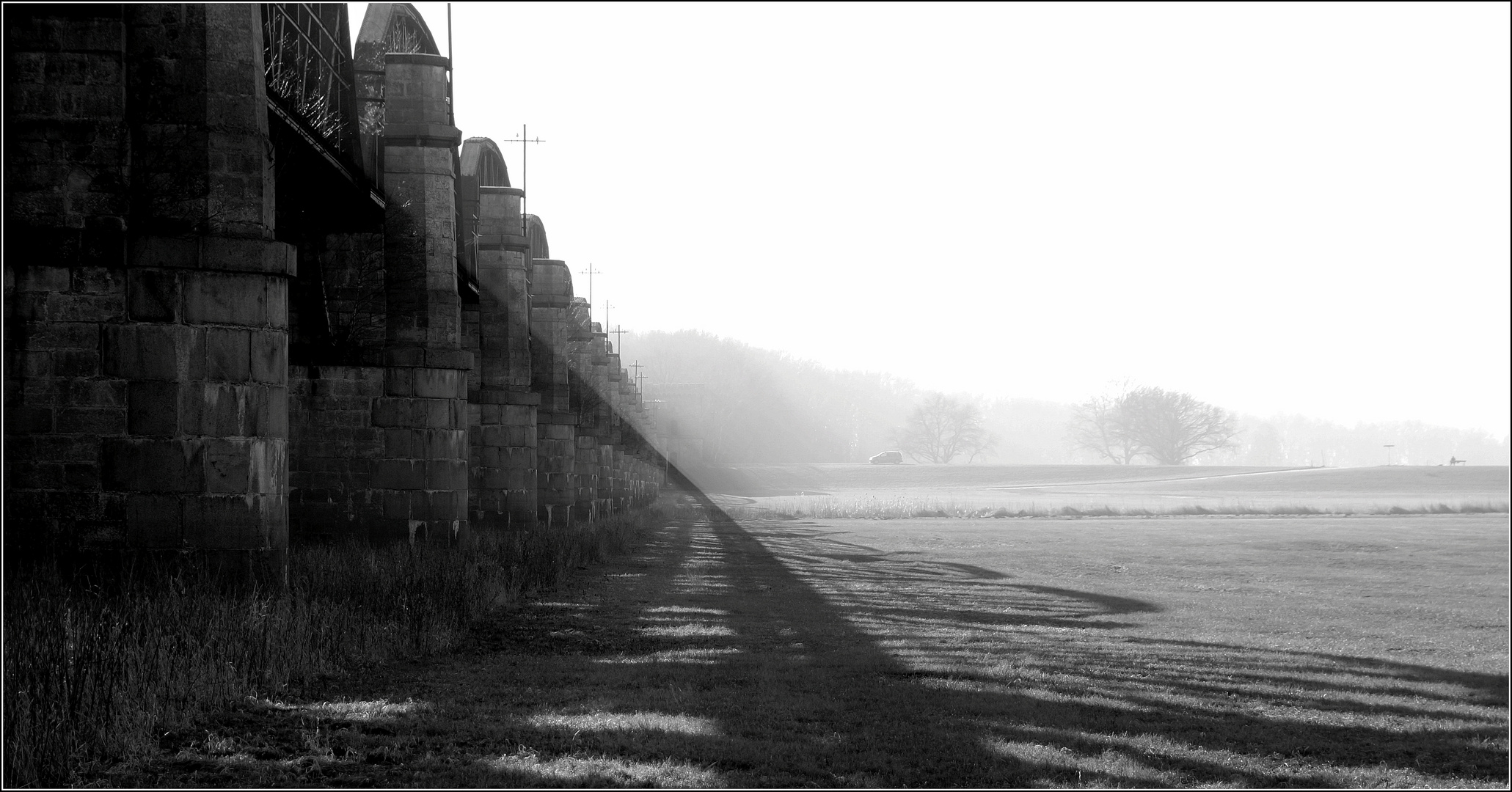 im Gegenlicht....die Dömitzer Eisenbahnbrücke