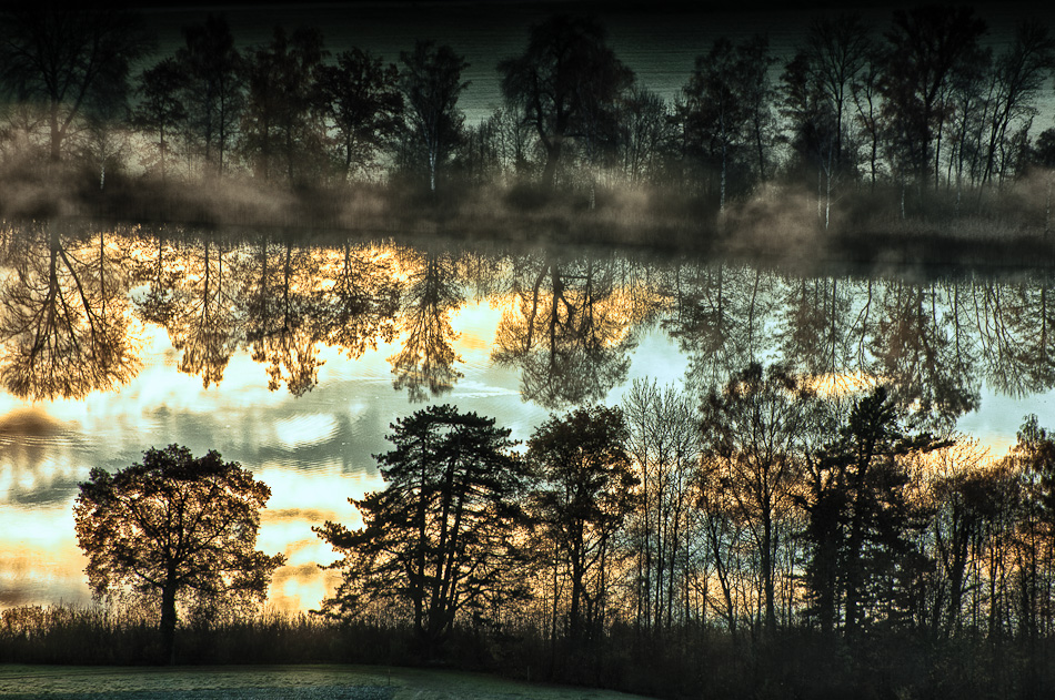Im Gerzensee spiegelt Morgenlicht und Himmelblau